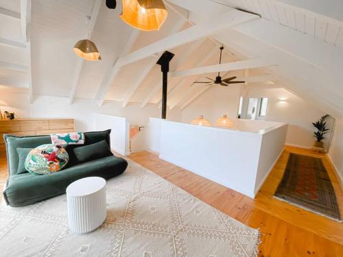 sala de estar con sofá verde y techo en Mika · Cabin with fireplace, walk to the beach en Dunsborough