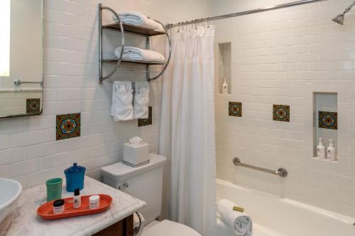 Bilik mandi di The Avalon Hotel in Catalina Island