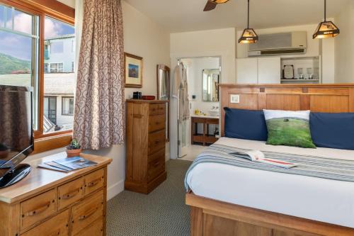 Η κουζίνα ή μικρή κουζίνα στο The Avalon Hotel in Catalina Island