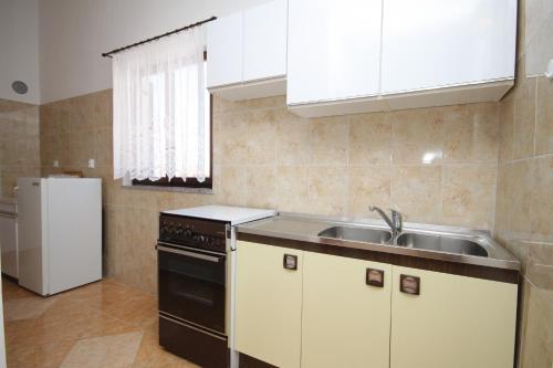 Kuchyň nebo kuchyňský kout v ubytování Apartments with parking spaces Novalja, Pag - 6524