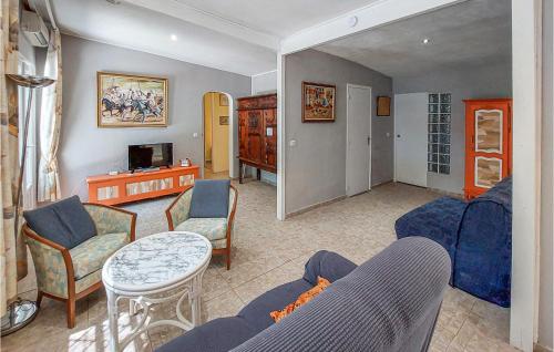 un salon avec un canapé, des chaises et une table dans l'établissement 2 Bedroom Cozy Home In Salernes, à Salernes