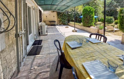 un patio avec une table et des chaises sur un porche dans l'établissement 2 Bedroom Cozy Home In Salernes, à Salernes