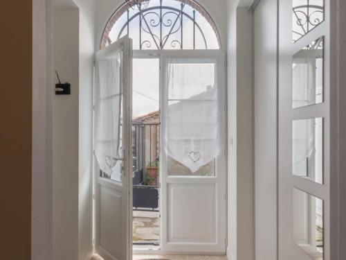 an open door to a room with a window at Gîte de charme entre Nantes et Côte de Jade - Jardin privé, équipement bébé, wifi, animaux acceptés - FR-1-306-852 in Vue
