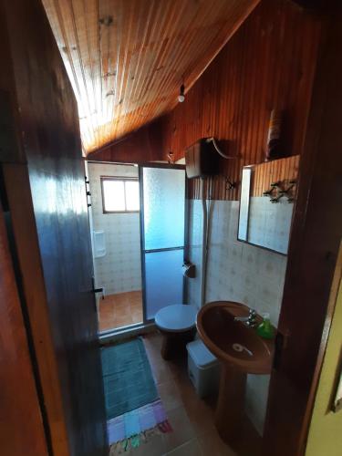 małą łazienkę z toaletą i umywalką w obiekcie Casa da Marinda w mieście Visconde De Maua