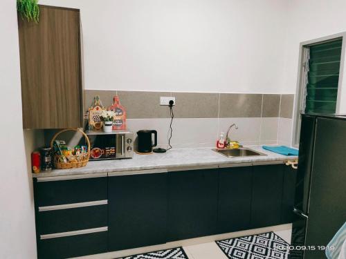 Η κουζίνα ή μικρή κουζίνα στο HOMESTAY NazIPOH Meru