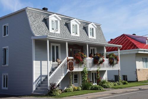 a house with a red roof at Gîte du Pionnier in L'islet Sur Mer