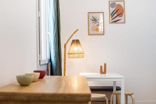 sala de estar con mesa y lámpara en Le Lodi - Studio Cours Julien Marseille centre, en Marsella
