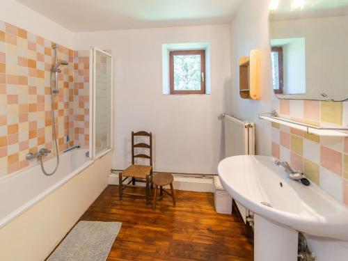 uma casa de banho com um lavatório, um chuveiro e um WC. em Welcoming holiday home in Ohey with garden em Ohey