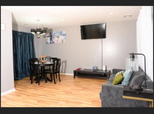 sala de estar con sofá y mesa en GREAT 2 bedroom Condo,FREE parking,easy commute. en Irvington