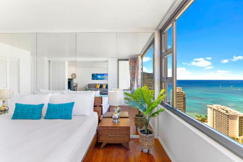 Schlafzimmer mit einem Bett und Meerblick in der Unterkunft Hawaii Dream Escape, Ocean Views & Free Parking in Honolulu