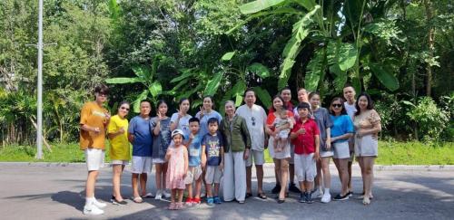 a large group of people posing for a picture at Friendly villa SH Đại Lải 4 phòng ngủ in Phúc Yên