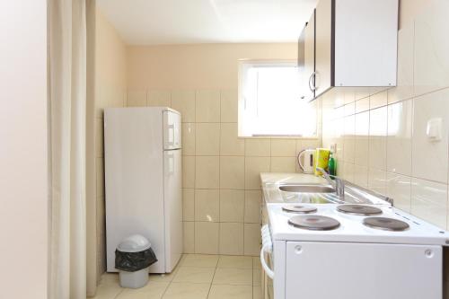 Kuchyň nebo kuchyňský kout v ubytování Apartments by the sea Nemira, Omis - 17039