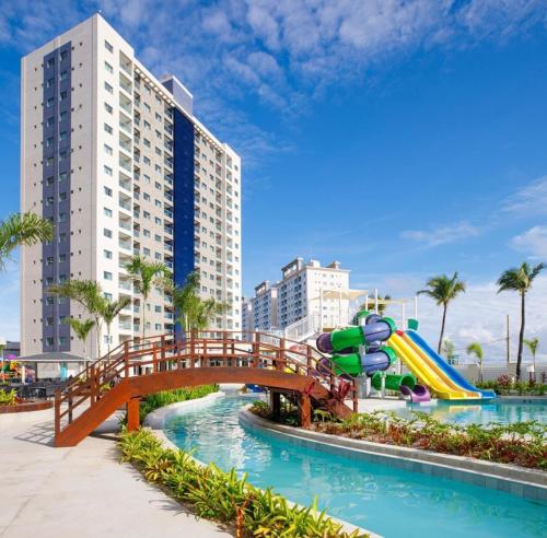薩利諾波利斯的住宿－Exclusive Resort，一座带水滑梯的游泳池上的桥梁