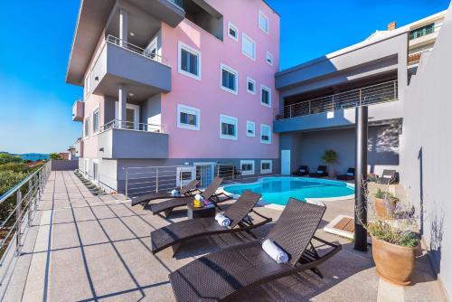 Seaside apartments with a swimming pool Tisno, Murter - 17159