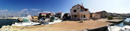 Fotografia z galérie ubytovania Apartments by the sea Betina, Murter - 17061 v Betine