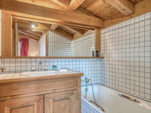 une salle de bain avec une baignoire, un lavabo et un miroir dans l'établissement Appartement 2 chambres avec balcons, Wifi et parking à proximité des pistes - Megève Jaillet - FR-1-453-292, à Megève
