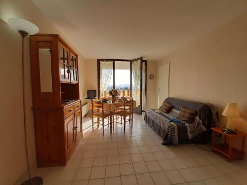 un salon avec un canapé et une table dans l'établissement Studio 2 pers. avec piscine, proche mer, Fréjus - FR-1-226A-150, à Fréjus