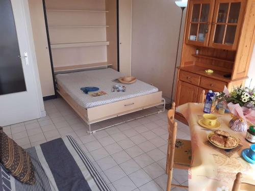 Posteľ alebo postele v izbe v ubytovaní Studio 2 pers. avec piscine, proche mer, Fréjus - FR-1-226A-150