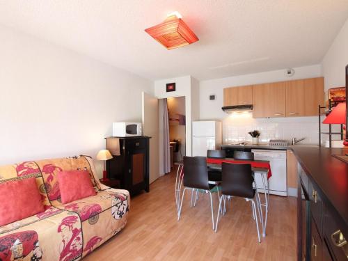 Il dispose d'une cuisine et d'un salon avec un canapé et une table. dans l'établissement T3 avec terrasse, proche centre Mont-Dore et Thermes, wifi, 2 parkings, résidence récente avec ascenseur - FR-1-608-235, à Le Mont-Dore