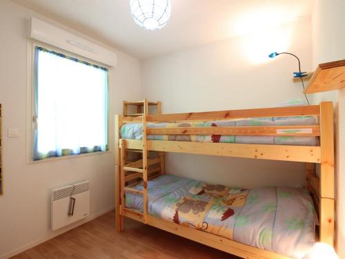 sypialnia z dwoma łóżkami piętrowymi i oknem w obiekcie T3 avec terrasse, proche centre Mont-Dore et Thermes, wifi, 2 parkings, résidence récente avec ascenseur - FR-1-608-235 w mieście Mont-Dore