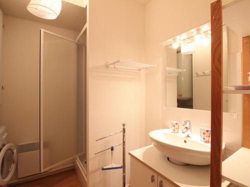 łazienka z umywalką i lustrem w obiekcie T3 avec terrasse, proche centre Mont-Dore et Thermes, wifi, 2 parkings, résidence récente avec ascenseur - FR-1-608-235 w mieście Mont-Dore