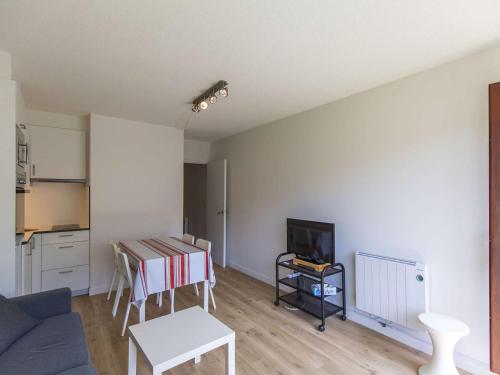 Gallery image of Studio cabine 6 pers, pistes à proximité, balcon, cave à skis, cuisine équipée - FR-1-400-110 in Eaux-Bonnes