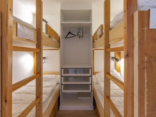 Cette petite chambre comprend des lits superposés. dans l'établissement Studio cabine 6 pers, pistes à proximité, balcon, cave à skis, cuisine équipée - FR-1-400-110, à Eaux-Bonnes