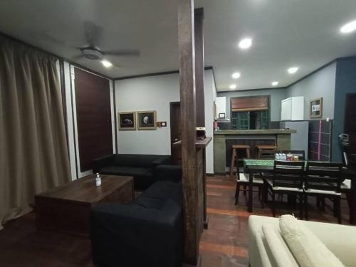 Η κουζίνα ή μικρή κουζίνα στο Old Klang Road Homestay Dungun