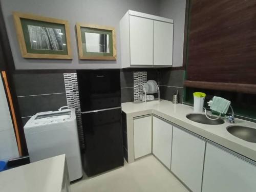 Η κουζίνα ή μικρή κουζίνα στο Old Klang Road Homestay Dungun