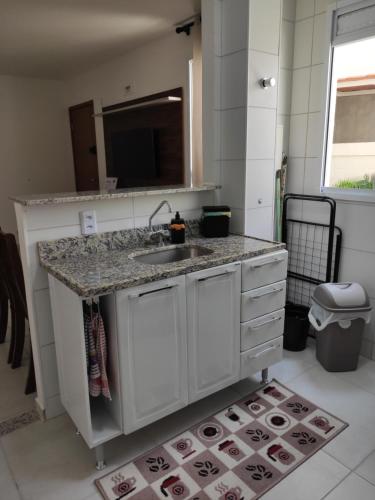 uma cozinha com um lavatório e um balcão em Apto em João Pessoa wifi e ar condicionado em João Pessoa