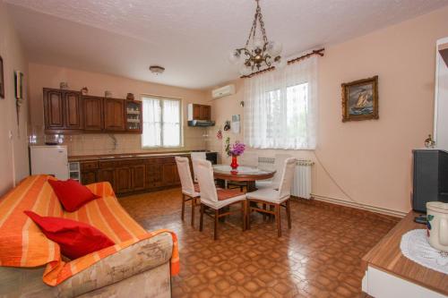 Apartments by the sea Arbanija, Ciovo - 17280