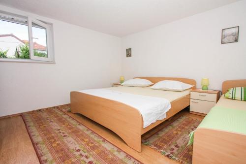 Posteľ alebo postele v izbe v ubytovaní Apartments by the sea Arbanija, Ciovo - 17280