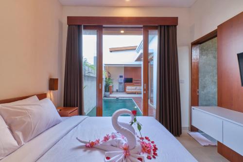a bedroom with a swan decoration on a bed at Villa Casa Natura 15 - 2 BRV with private pool 15 mins to Ubud in Ubud