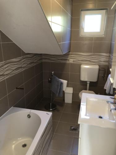Apartments with parking space Kampor, Rab - 17034