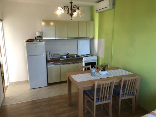 Apartments with parking space Kampor, Rab - 17034