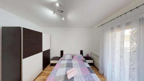 1 dormitorio con 2 camas y ventana en Apartments with a parking space Vilanija, Umag - 17240 en Umag