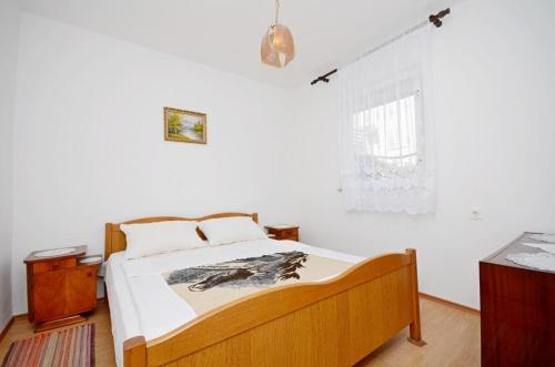 Posteľ alebo postele v izbe v ubytovaní Apartments with parking spaces Rogoznica - 17318