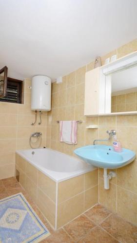 Apartments with parking space Rogoznica - 17318
