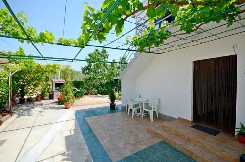 Apartments with parking space Rogoznica - 17318