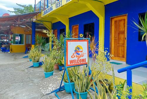 un panneau devant un bâtiment avec des plantes dans l'établissement Erojo's Beach Resort, à Sindangan