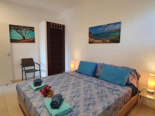 een slaapkamer met een bed met twee handdoeken erop bij Hilltop Sea view , Boca Gentil in Willemstad