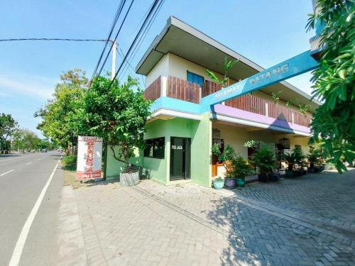 a building on the side of a street at Hotel Gerung 2 near Luwes Mall Nganjuk Mitra RedDoorz in Nganjuk