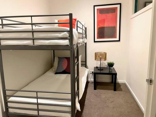 Tempat tidur susun dalam kamar di Astral Apartments - Perfectly located 2 bedroom apartment in St Kilda