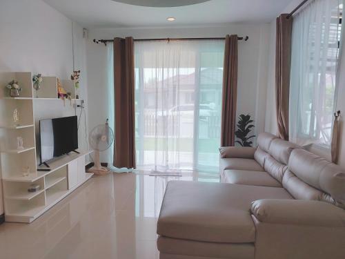 a living room with a couch and a television at HAPPY SPACE Villa 2นอน 2น้ำ in Nakhon Phanom