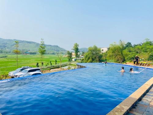 ハノイにあるRubic Home Ba Vi - Venuestayの水中の人々と一緒にプール