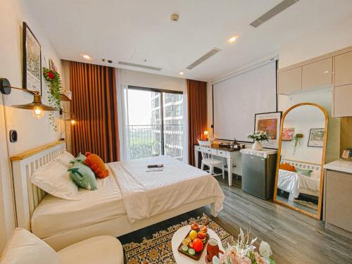 um quarto de hotel com uma cama e uma secretária em Apartment 1BR-FL09th-R103 Building-Vinhomes Ocean Park 