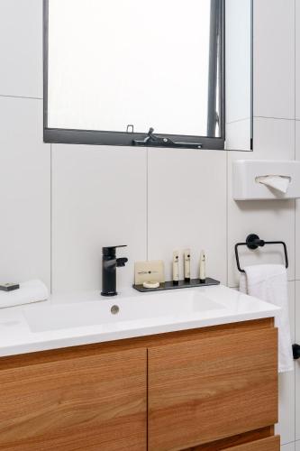 a bathroom with a sink and a mirror at Hunter Studios - Maitland in Maitland