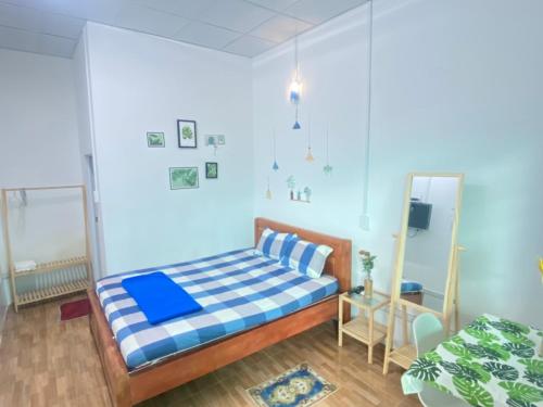 Postel nebo postele na pokoji v ubytování Nhà nghĩ Gia An