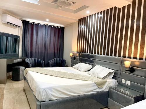 Cette chambre comprend un lit et un bureau. dans l'établissement Hotel H6, à Rawalpindi
