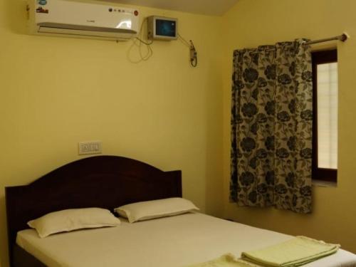 a bedroom with a bed and a window at Ranakpur Nature Retreat in Sādri